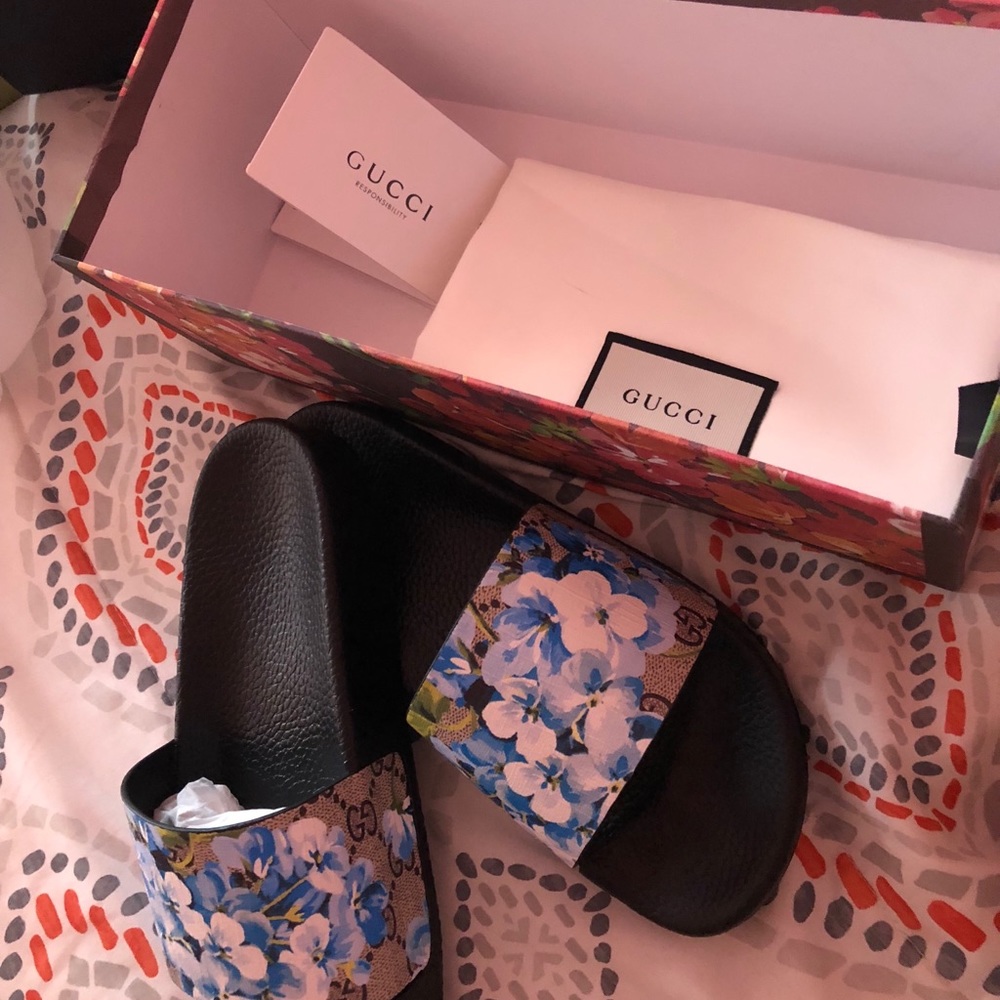 AUTHENTIC Gucci slides fits a women’s 4.5/5